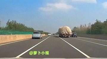 倒霉啊，换做是谁都躲不过去。
网友10月7日发布视频，视频车在高速上正常行驶，右