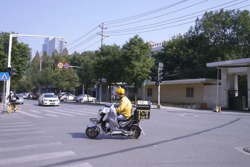 再就业选外卖工作合不合适，得看自身情况。它有合适的一面，门槛低，没高学历、特定技