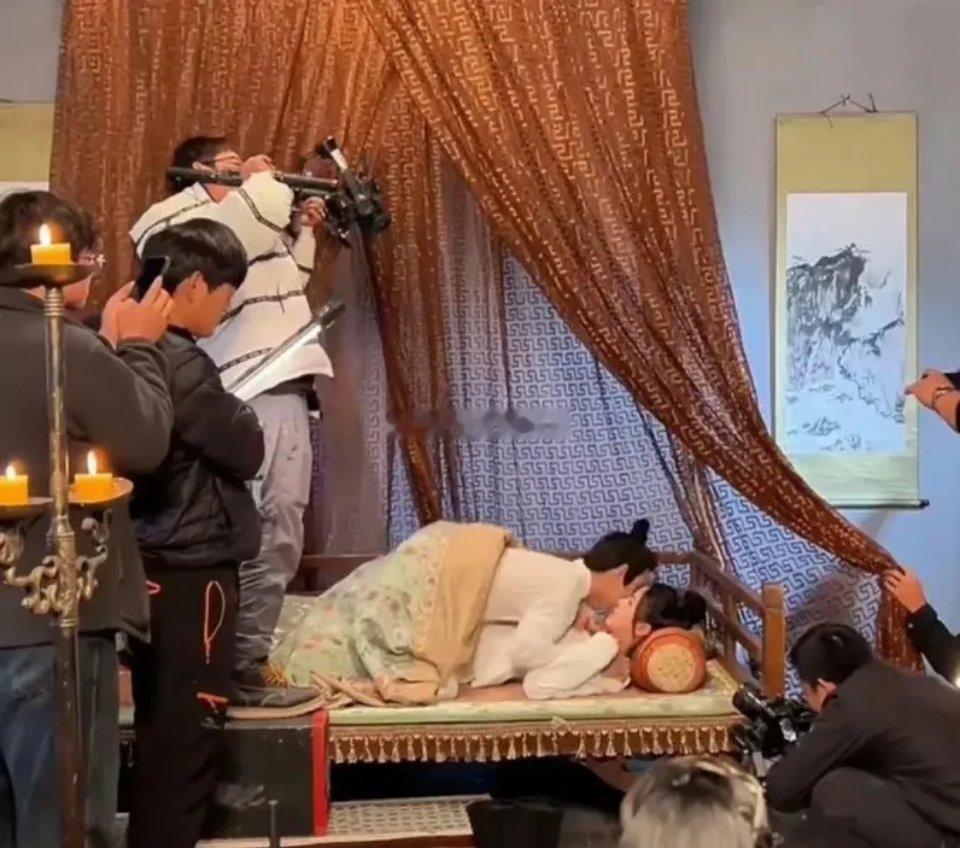 演员这行真是太难了！这种场面，一大群人围观，要让观众感受到身临其境的热血澎湃，一