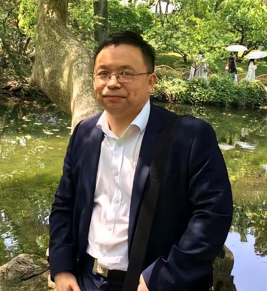 他叫彭帮怀，“毒教材”吹哨第一人，在教材纠错苦缠14年，22场官司，一次都没有赢