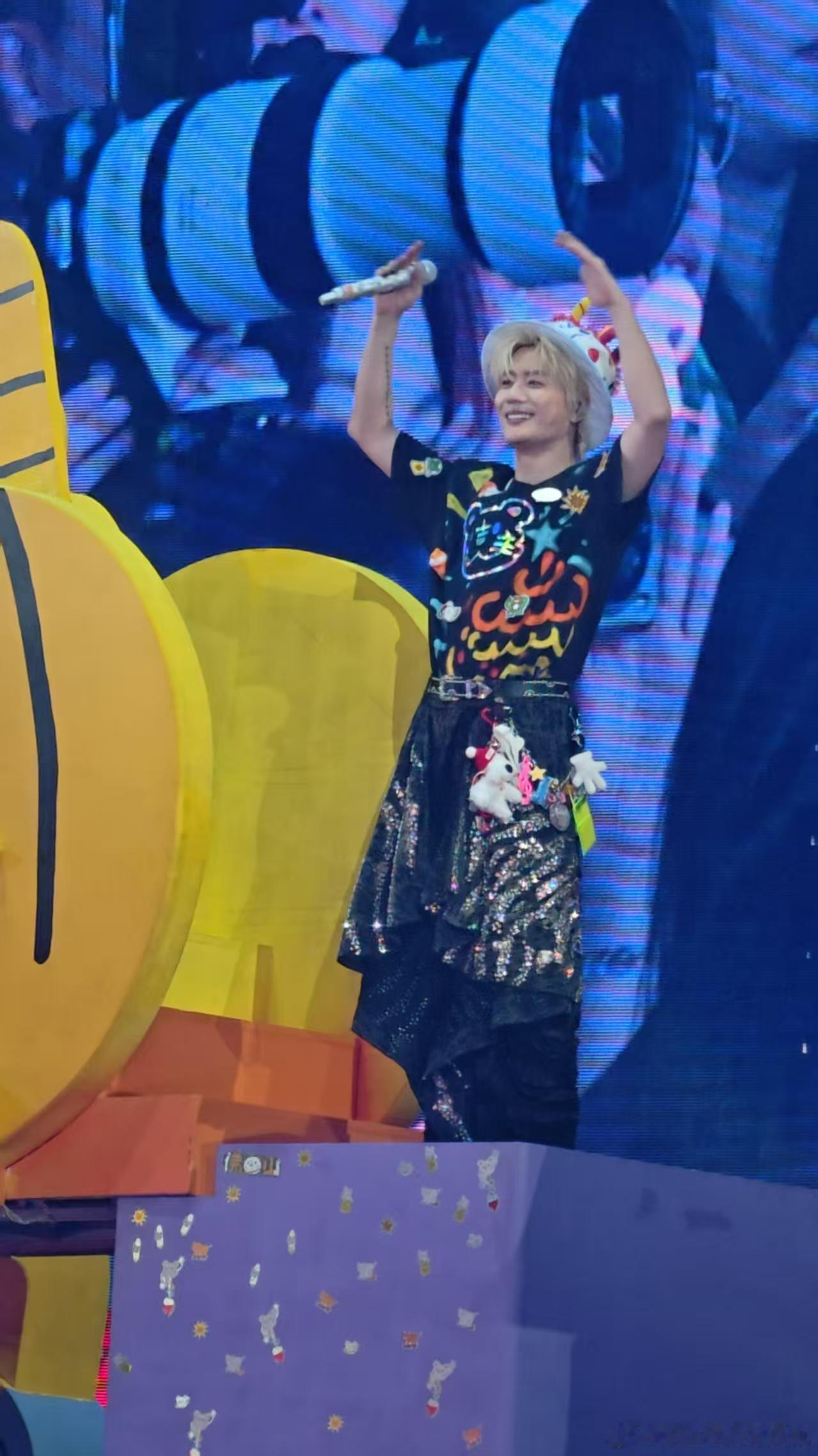 陆虎 人到40染白毛的陆虎，尽显成熟魅力！白发衬得气质温润又亮眼，打破年龄束缚，