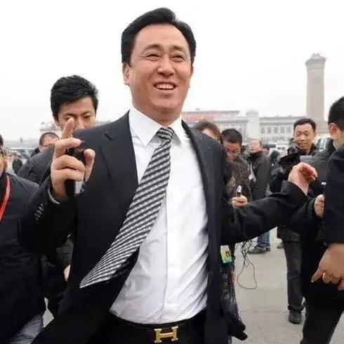 翻了许家印以前的照片
我严重怀疑
他早就算到了今天。因为照片很明显的一个细节，就