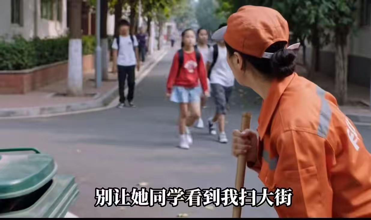男孩撕作业本打同学被叫办公室，一句话让老师沉默：你妈是干什么的？他的回答让人破防