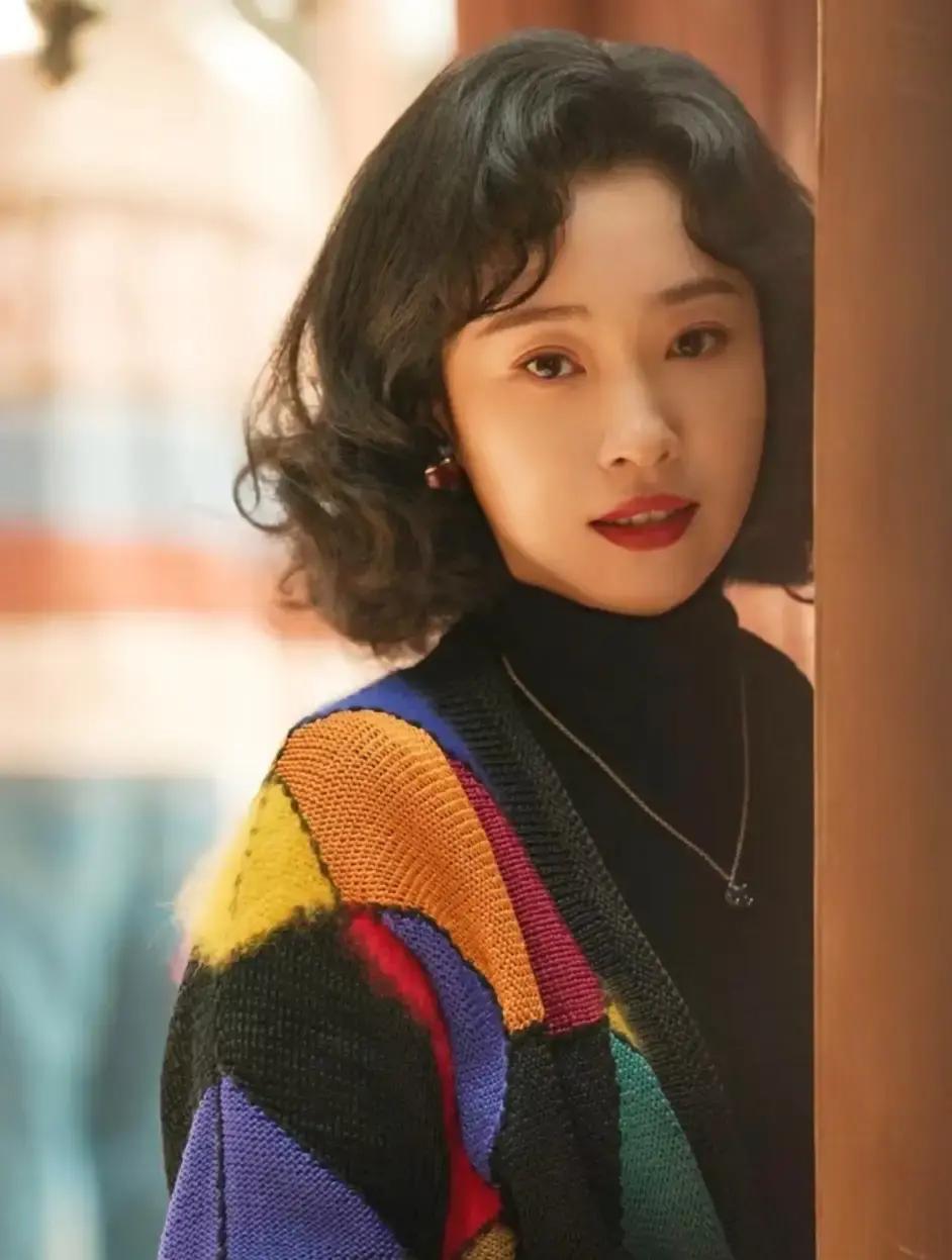 41岁，出道第18年，她一夜爆红。
 
不是运气，是实力终于炸开锅。在《我们的日