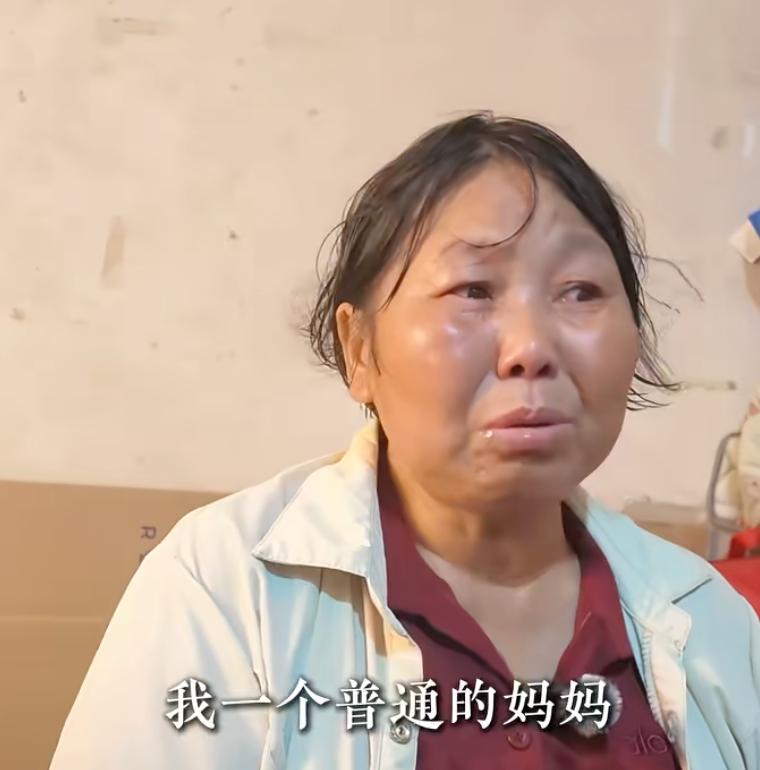 太苦了！小苹果阿姨走红受访频频爆哭，网友呼吁：别再打扰消费她的苦难

自从在网上