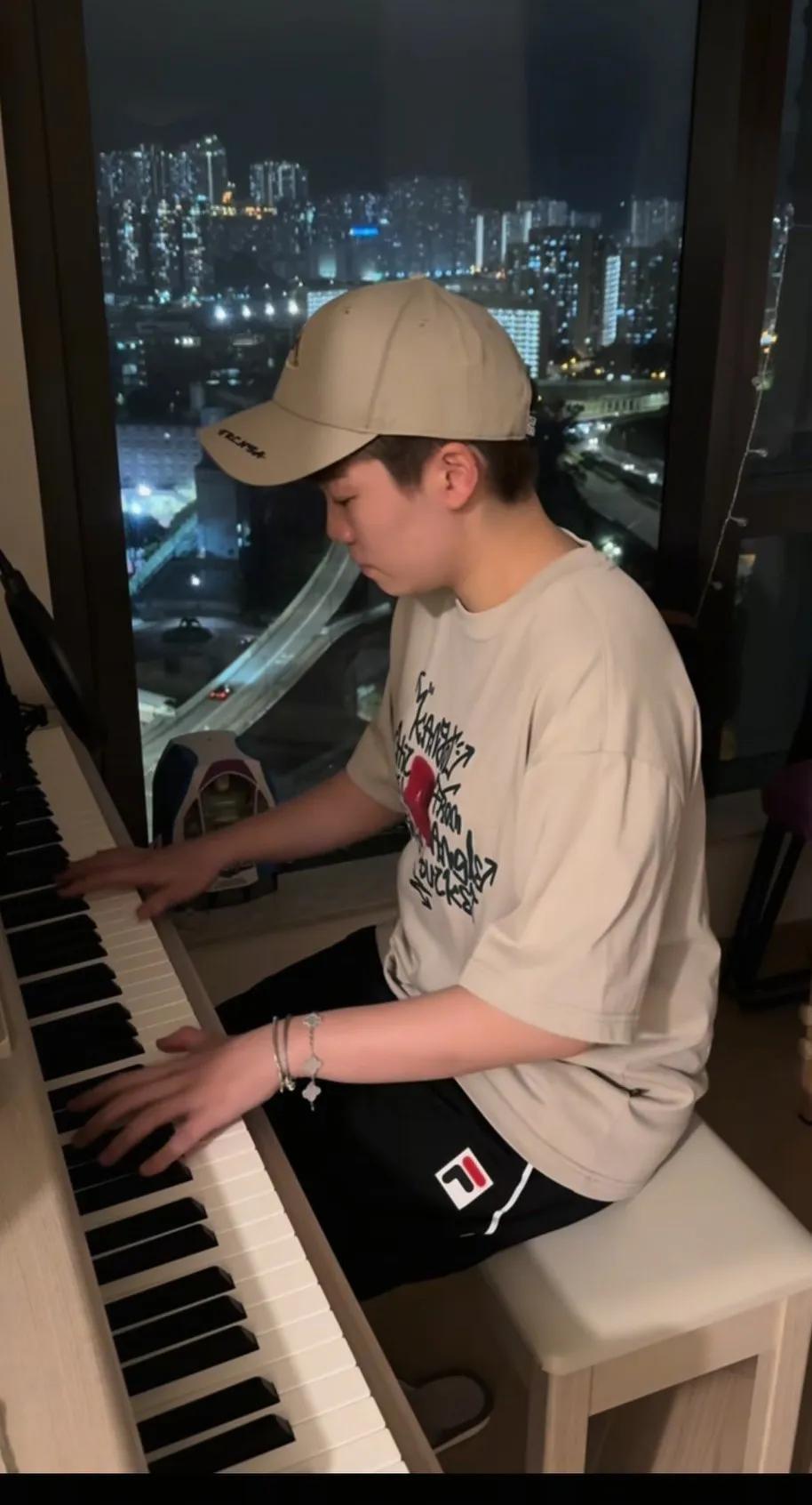 杜姐，你真的是我所知道的，最会打乒乓球的歌手[赞]
多才多艺，善良可爱，有内秀，