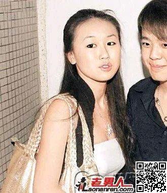 2012年，霍启仁那痴情多情的前女友Rebecca因被霍启仁劈腿分手而选择了跳楼