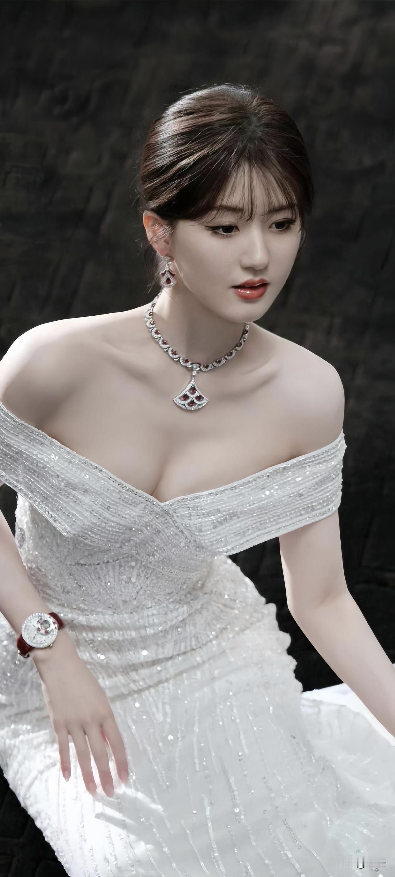 赵露思这气质女神范儿真是拿捏得死死的！之前她多是鬼马精灵形象，这次身穿白裙外搭黑