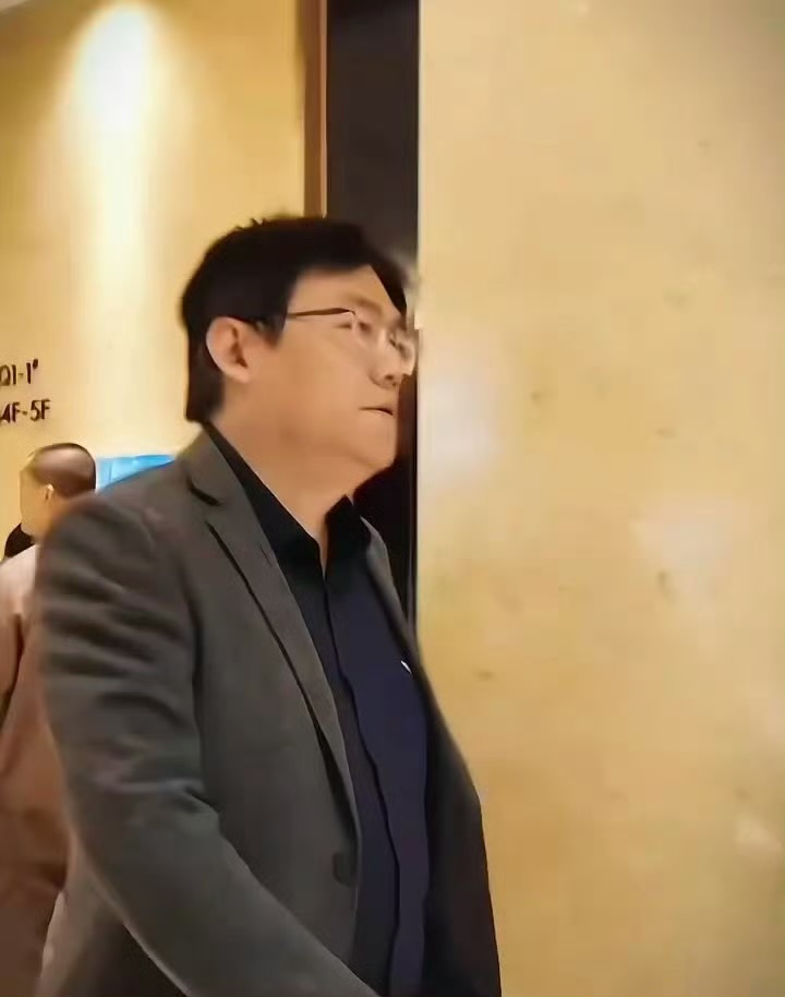 李飞怎么变这么薄一片了 哈哈哈哈网友们开始心疼李飞了，那就少骂两句sdfj倒闭了