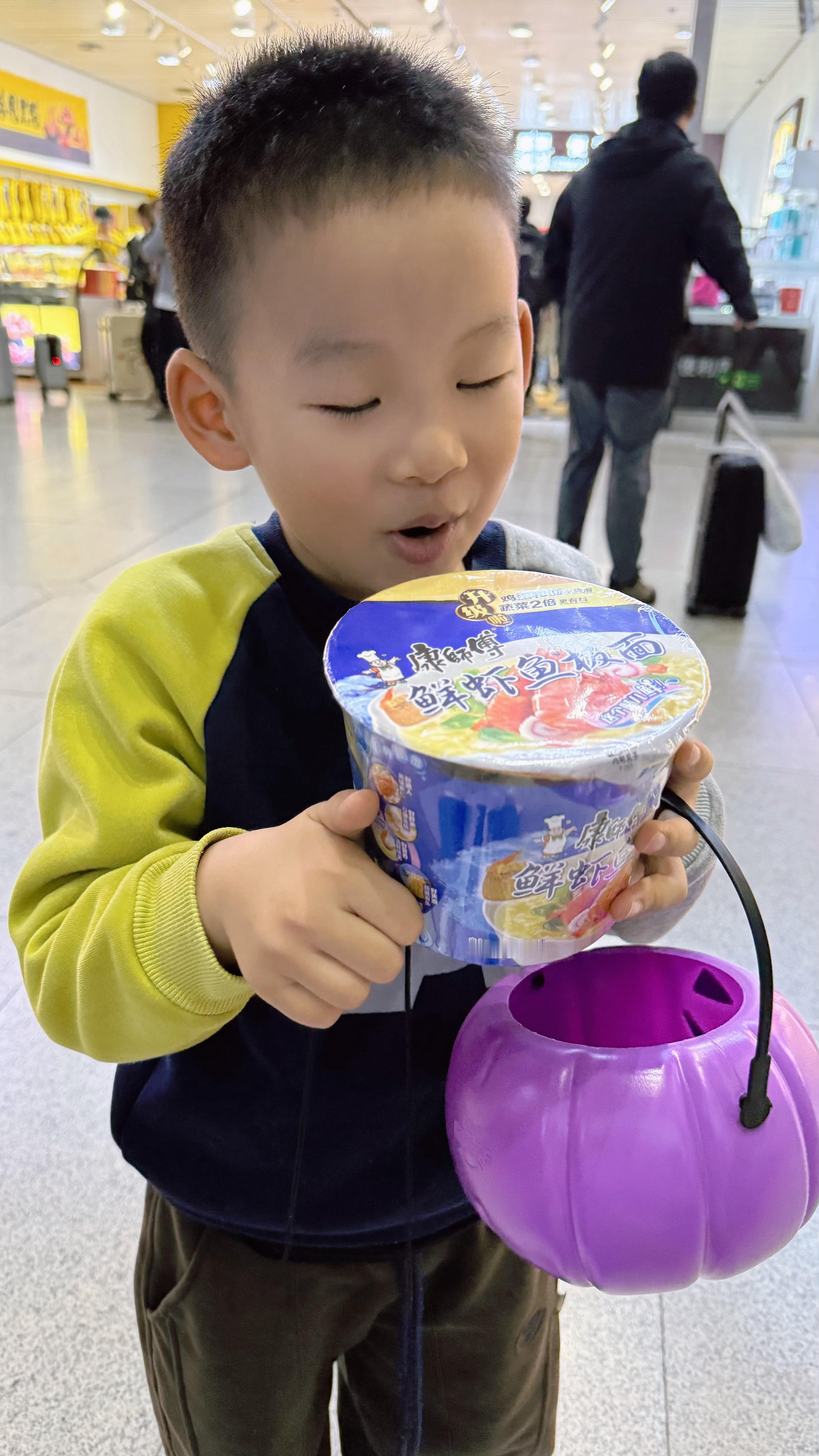 小孩是不是都喜欢吃方便面？[吃瓜]今天带火箭去趟潍坊朋友家小火箭的快乐 来自于高