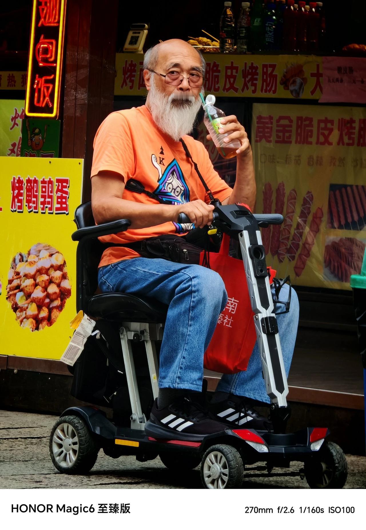 荣耀Magic6 至臻版周末随手拍，质感色彩就比较鲜艳，挺适合扫街的。这颗1.8