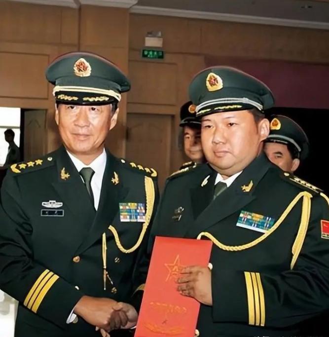 毛新宇，身份特殊备受瞩目。2010 年 7 月，中央军委授予其少将军衔，他成为当