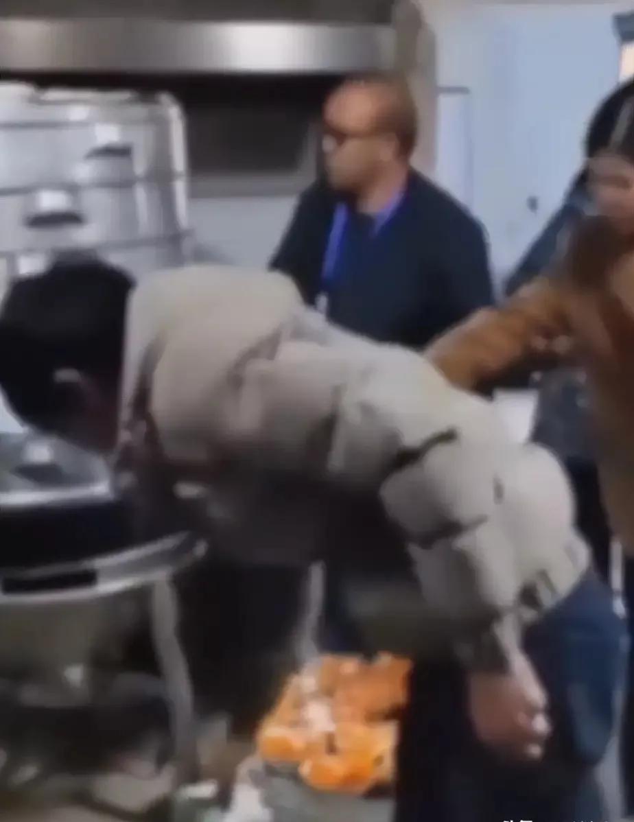 谁规定农民不能办酒席？这几天让贵州毕节办酒席摆桌的人惊着啦！这办了一场”剃头酒”