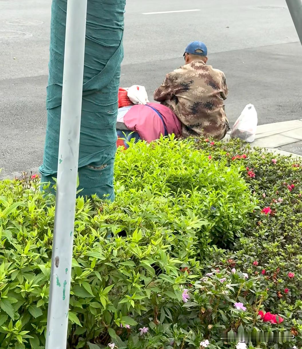 假晕倒大叔
倪家桥的晕倒大叔
当时大叔晕倒在路上，有一对情侣看他可能需要帮助，就