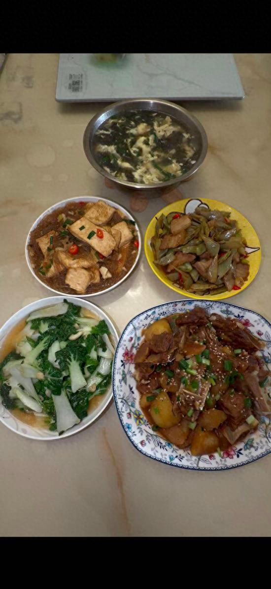 三甲医院护士辞职开餐饮店，再转行上门做饭：时间自由能陪孩子。方成把一锅番茄蛋汤端
