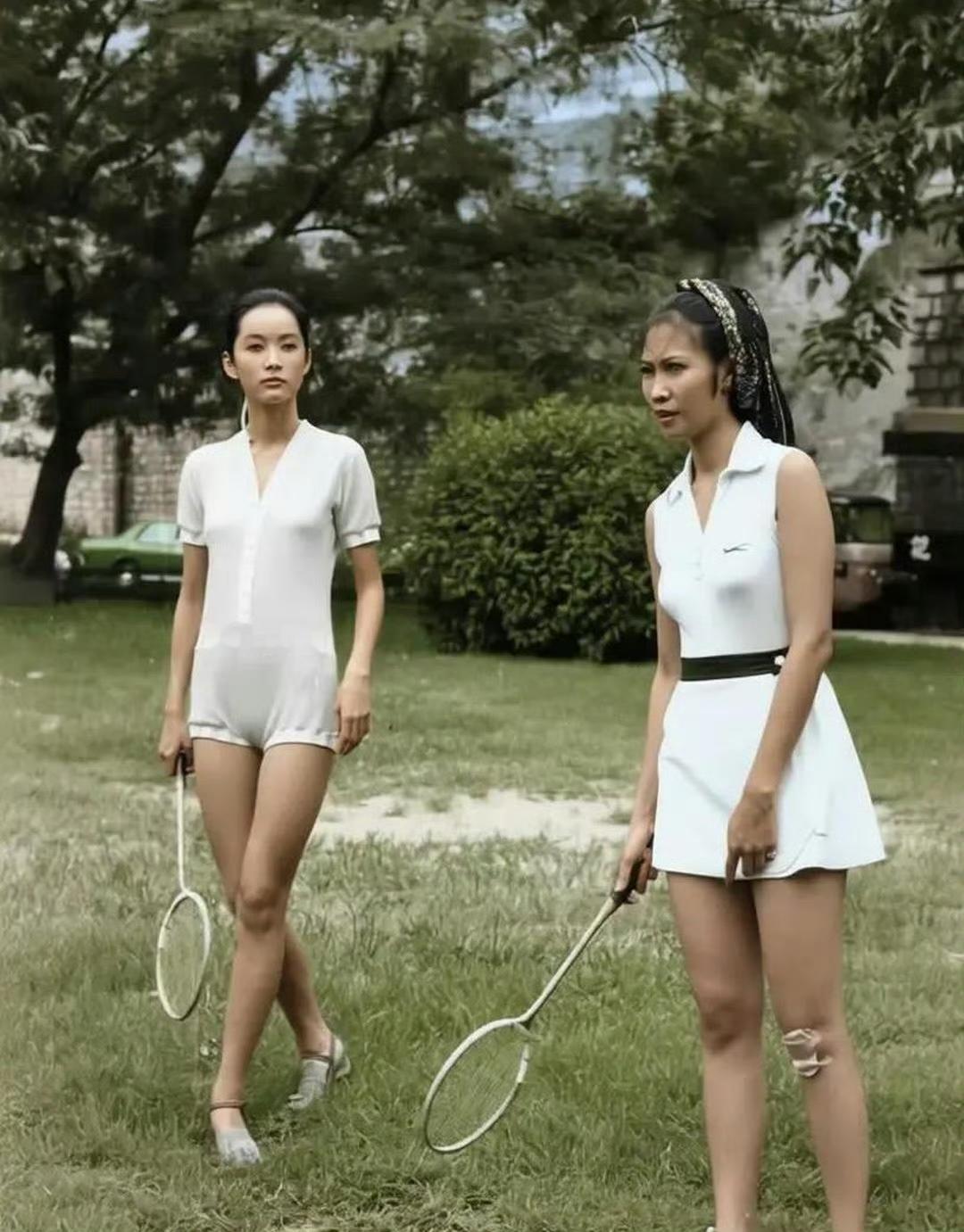 林青霞、萧芳芳年轻时期的合照，她们身上有一种经济上行期蓬勃生机的美。

值得一提