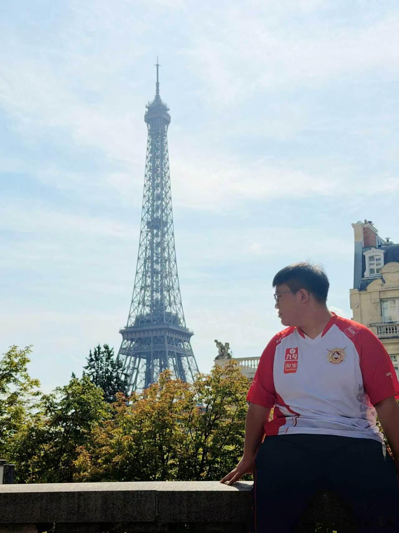 AG巴黎游记沿途定格日落街景与城市风貌，AG众人在旅行中放松身心，积攒满满能量奔