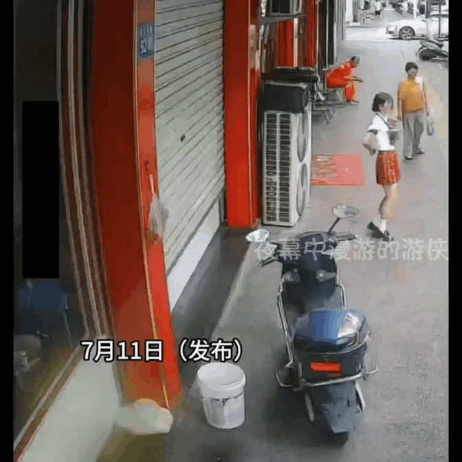 看这位大妈娴熟的动作，就知道她肯定不是第一次偷别人家的油条了，不知道的人还以为大