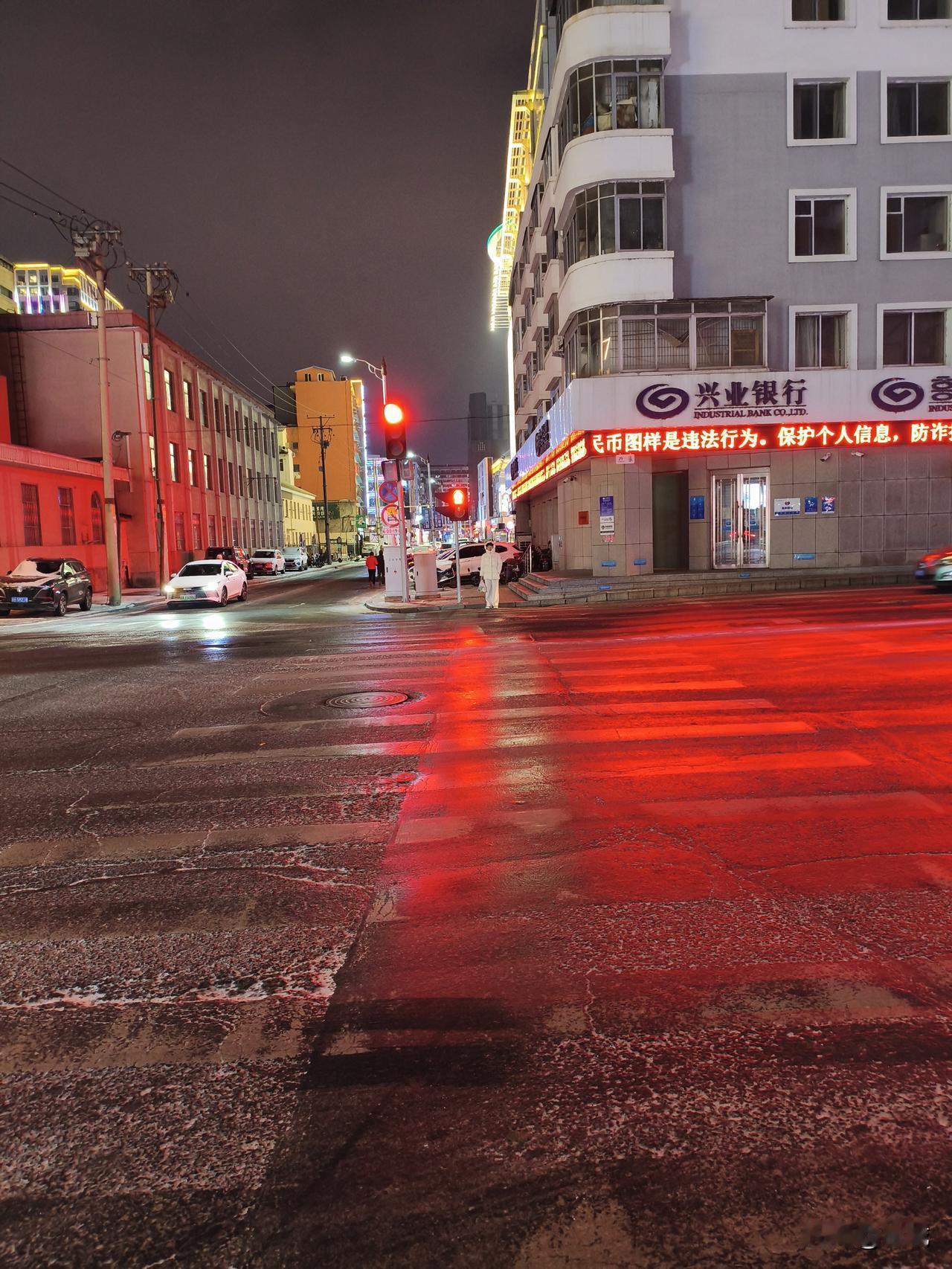 冬季初雪，街路如镜