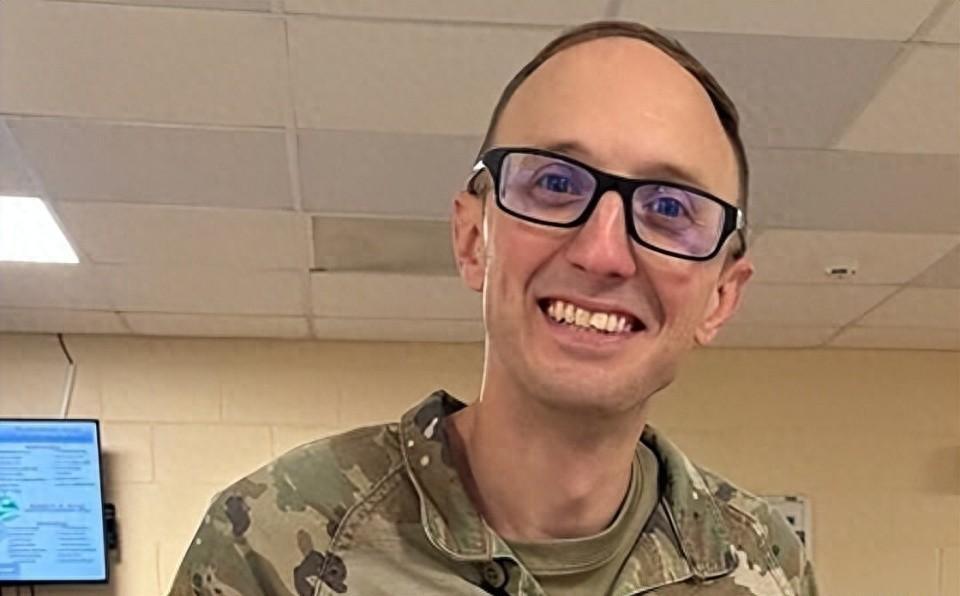 谁能想到，一位白发人送黑发人的母亲，站在亲生儿子的灵柩前，面对下达作战指令的最高