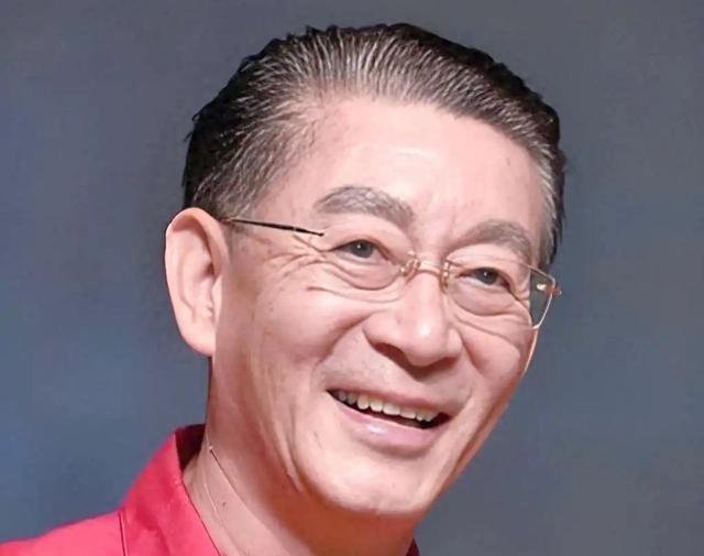 六小龄童女儿34岁没结婚，网友炸了。

她回了老爸一句话：您等孙悟空等了十年，我