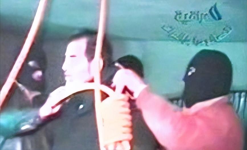 萨达姆绞刑时刻：身子在抽搐、挣扎，周围观刑者高喊多吊3分钟。[凝视]

2003