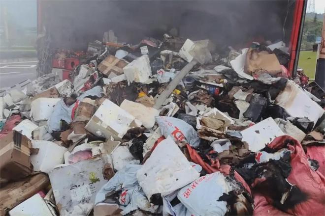 2025年9月23日，江西赣州全南收费站附近发生一起半挂车起火事故，具体情况如下