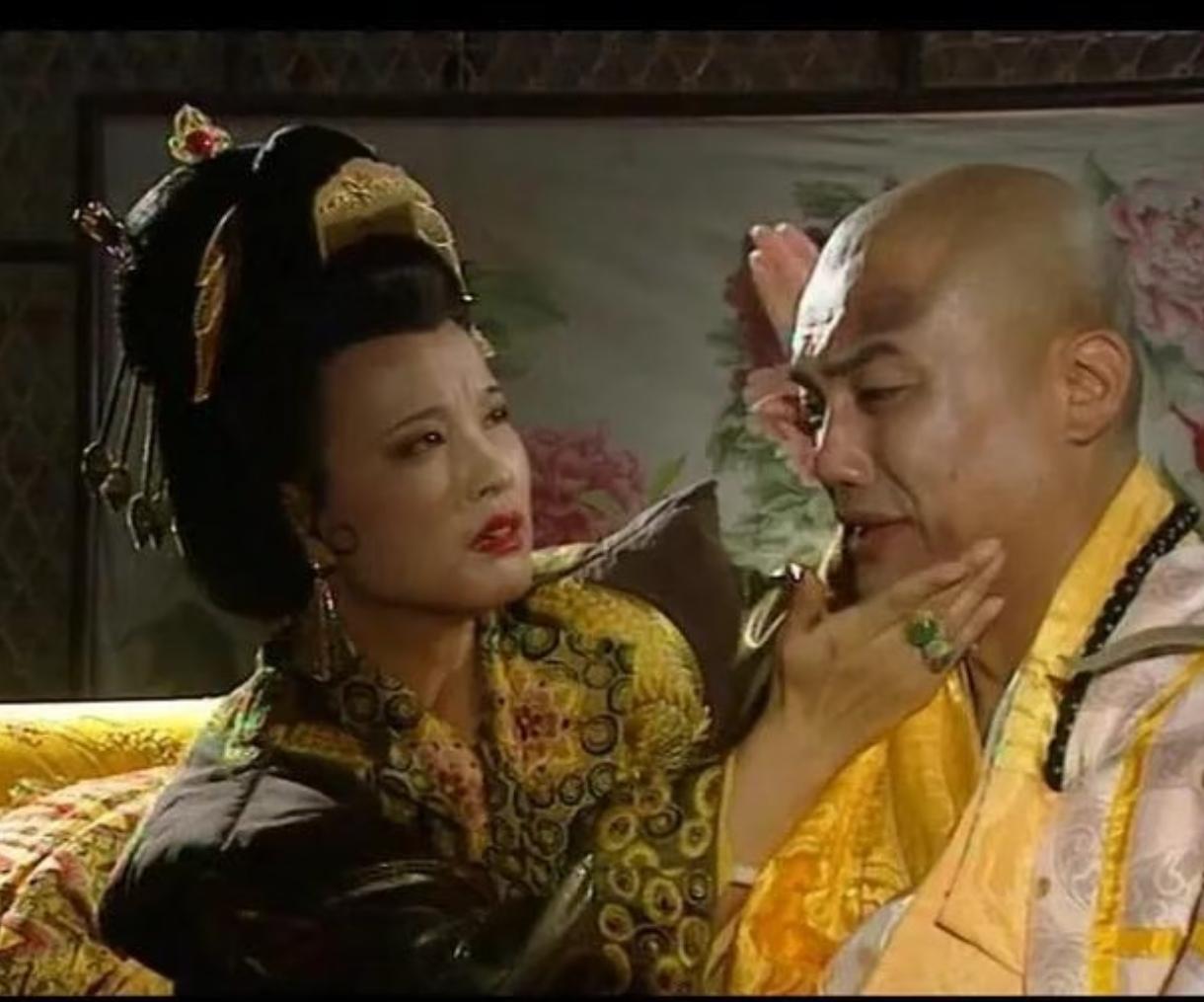 公元695年正月十五，武则天的男宠薛怀义，接到传召时，正在白马寺和僧人喝酒。宫里