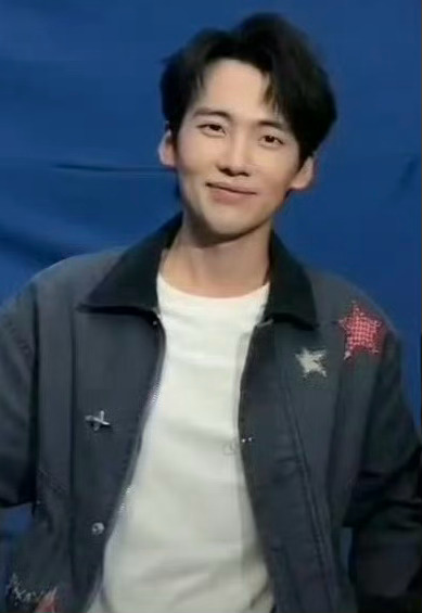 郭麒麟瘦到认不出你跟我说这是郭麒麟？？？这我也没认出来啊，真的是郭麒麟？ 
