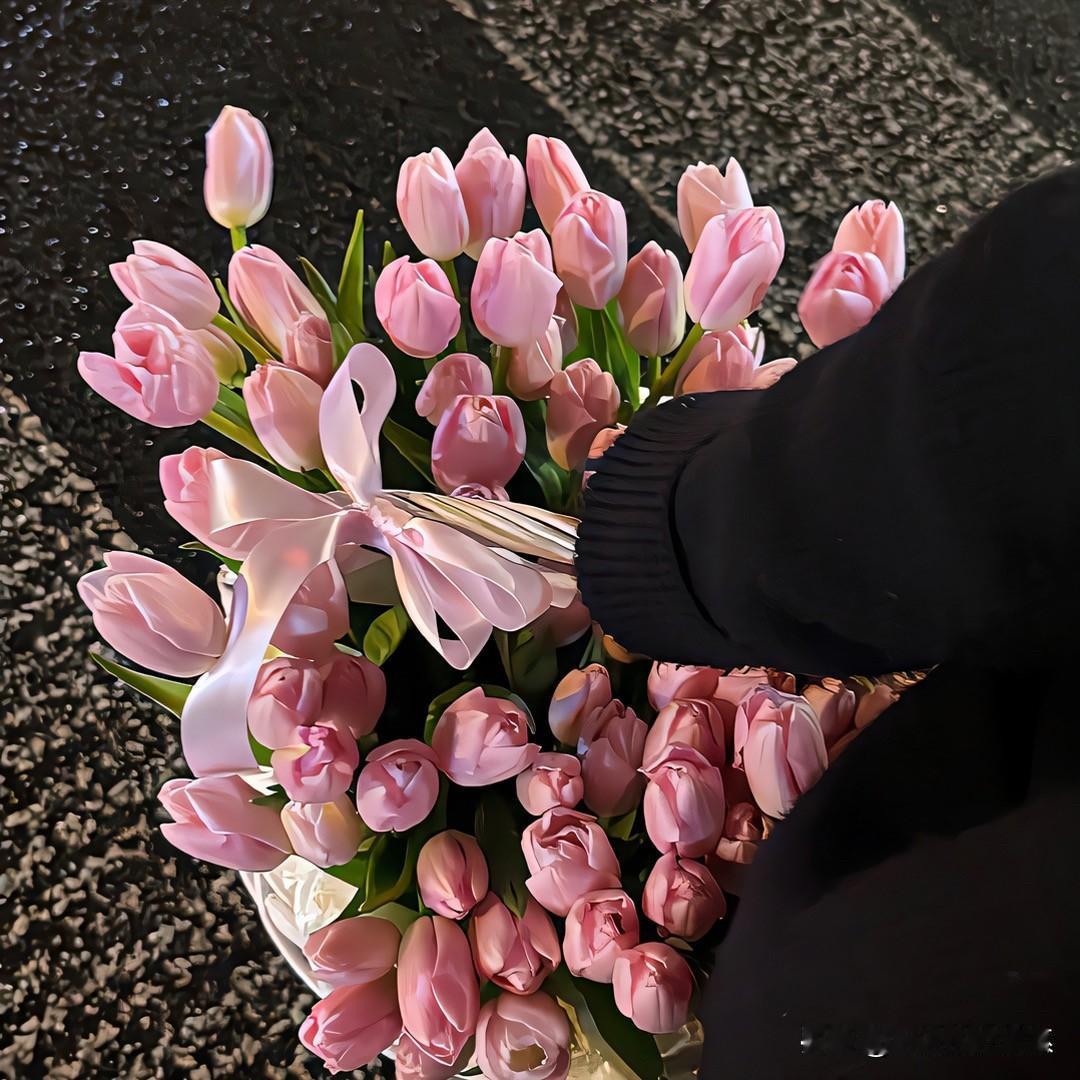 对男人来说，
找个能睡在一张床上的女人，
不费事儿；

女人想找个搭伙睡觉的男人