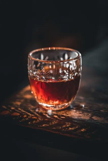 无题
人生好比杯中酒，
一口喝干爱上头。
慢饮轻斟香入骨，
对月当歌更风流。