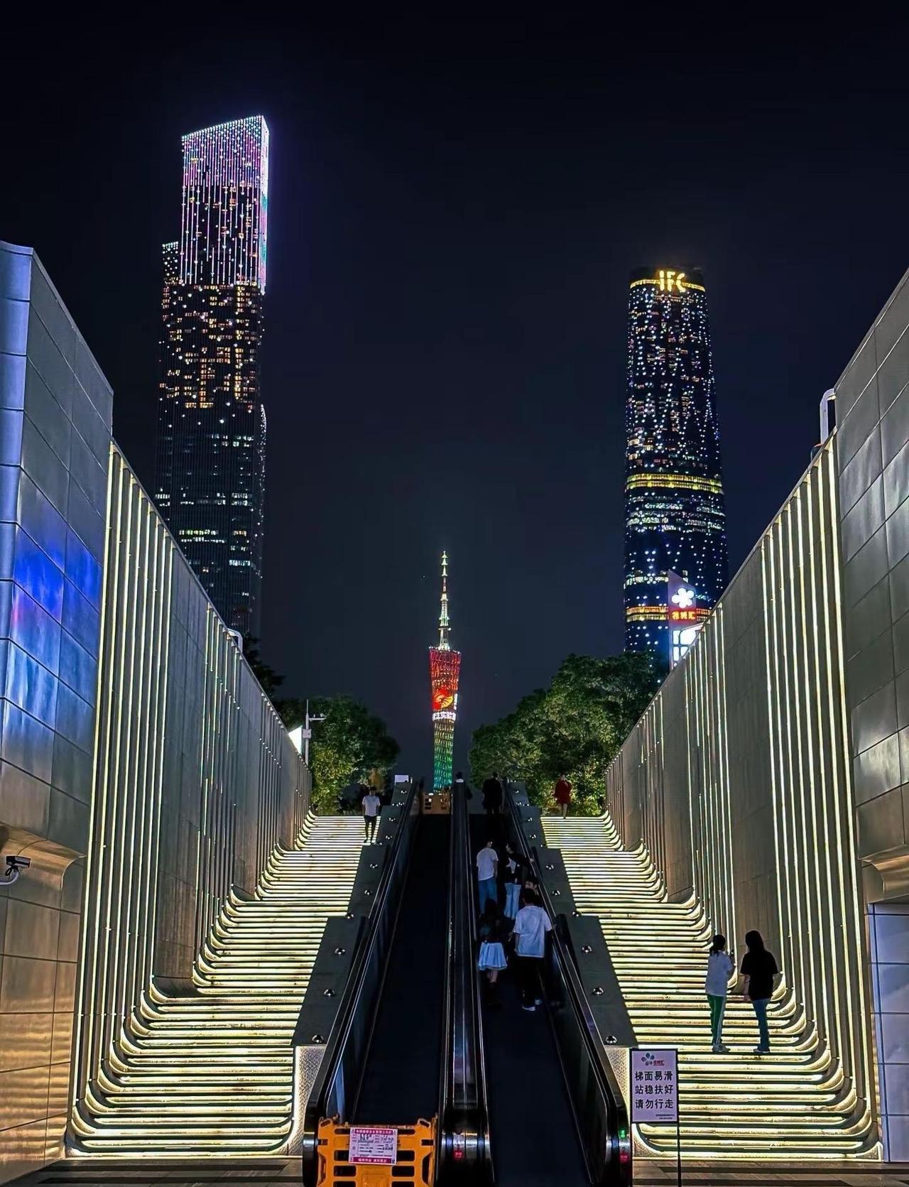 吹吹珠江晚风，邂逅广州塔的浪漫🌃一城灯火，满目繁华，羊城到此一游。广州塔