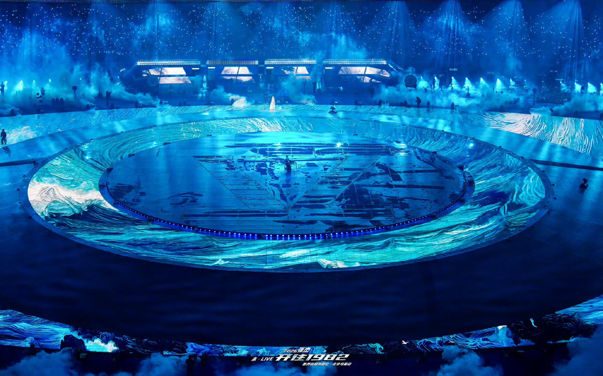 张杰给鸟巢造了星空顶 张杰鸟巢演唱会舞美太夯了，星空顶像把银河搬来了，仿佛一场梦