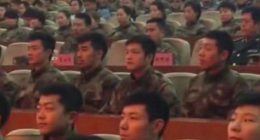 一众身穿迷彩服的国乒球员同框：

我一眼就认出了颜若冠玉、凤表龙姿的樊振东，浓眉