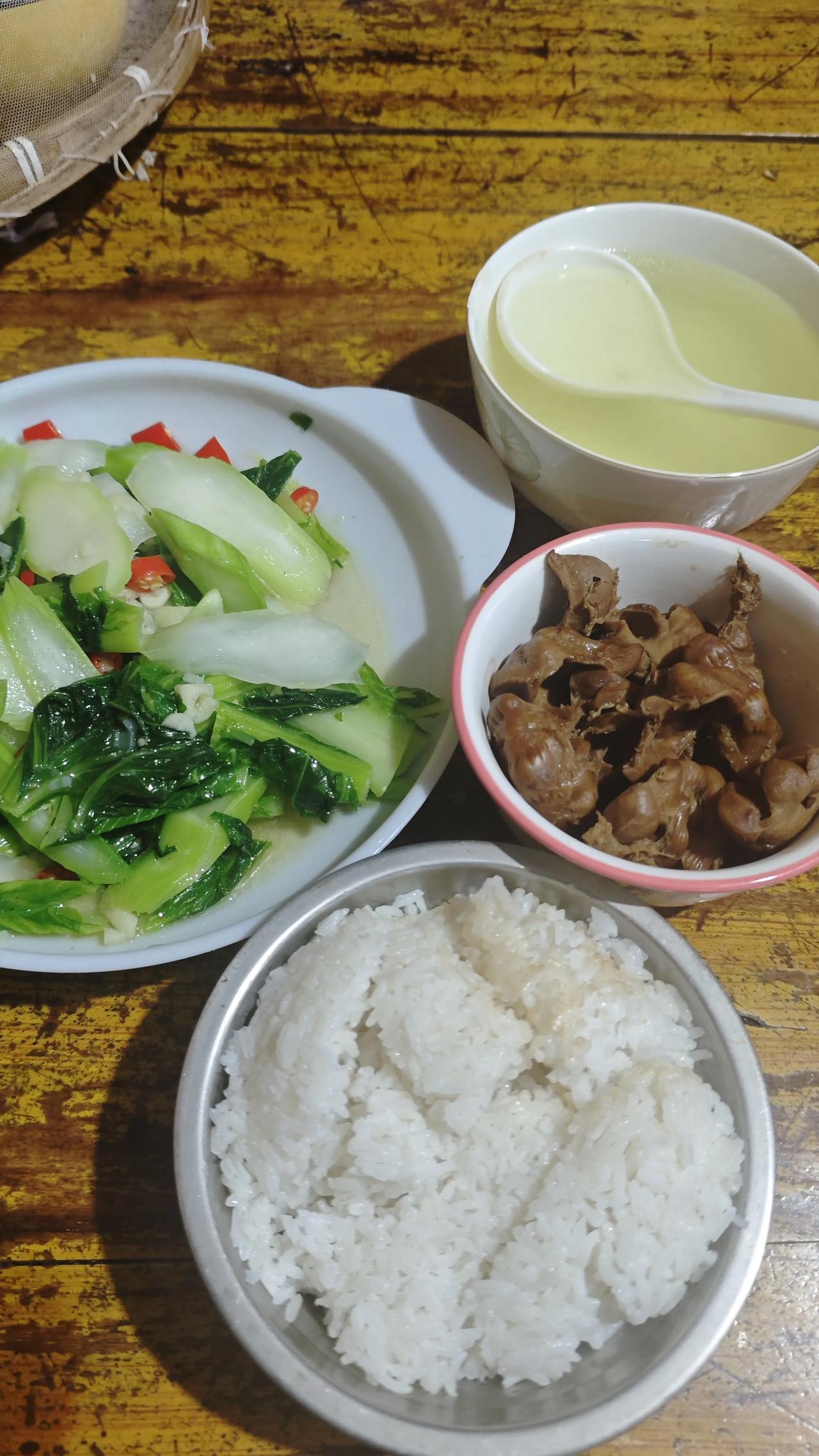 一个人住在深山里，几年如一日。简单的日子重复过，孤独已不再难熬……
猫狗作伴，绿