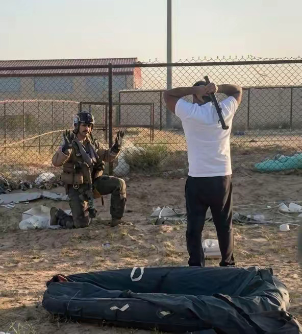 网友创作作品，很写实，对原图真实呈现！美军飞行员举手速度与法国人有一拼！伊朗导弹