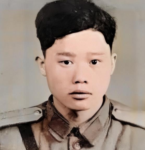 1951年1月28日，志愿军战士潘天炎因为生理需要去附近的草丛解决，却意外发现阵