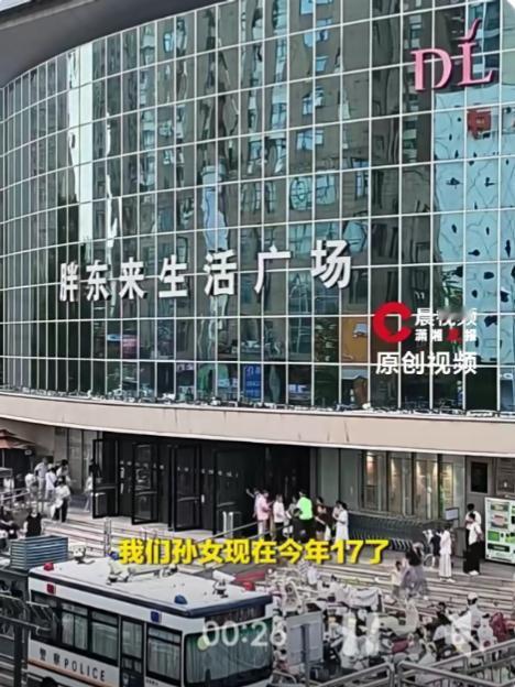 胖东来深耕地方，用心经营把冷清地段打造成繁华商圈，带动了周边物业升值。然而，部分
