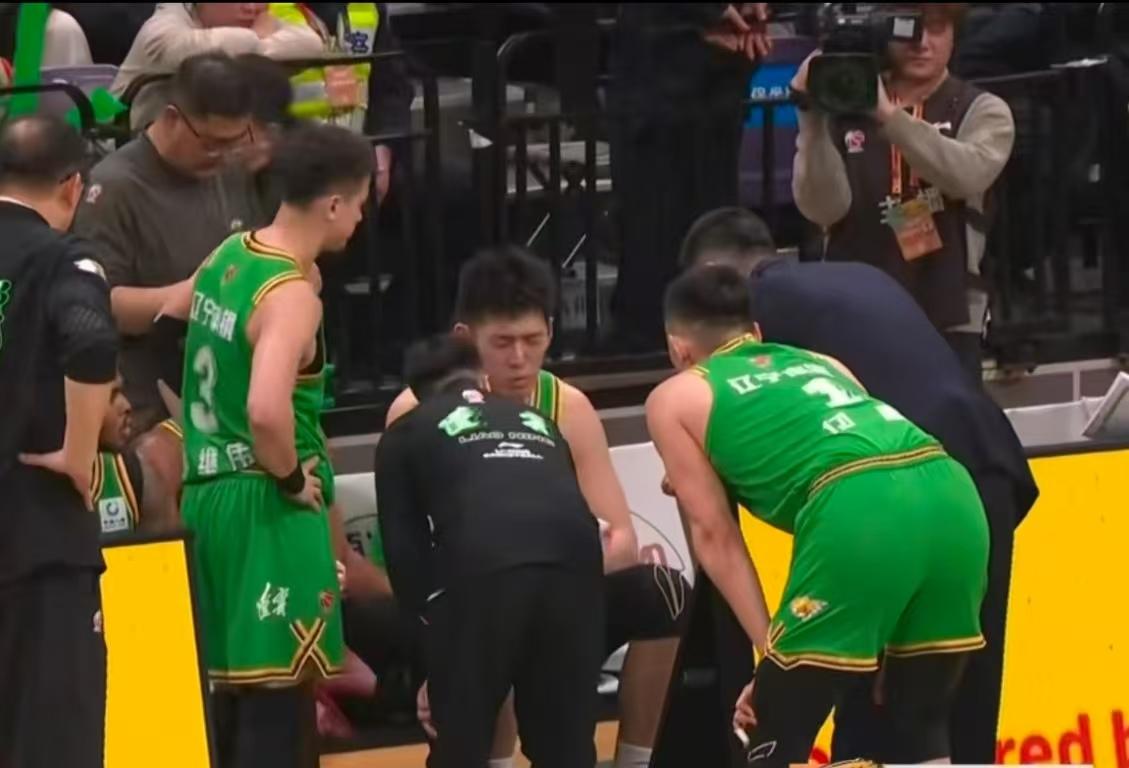 辽宁队现在是一言难尽：
1，赵继伟很无奈，伤愈刚刚复出，需要找状态+他送出的妙传