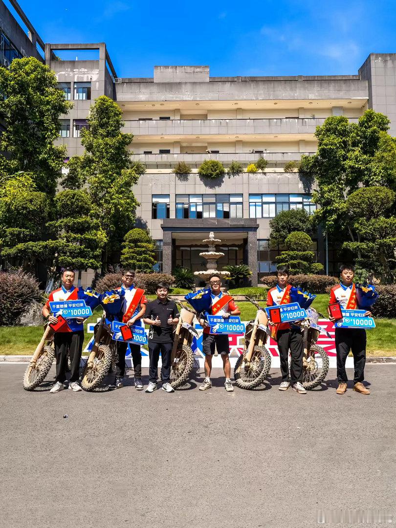 香港首批张雪机车上路香港浅水湾。82岁的朱幼麟跨上那台红色820RR，在他跑了无