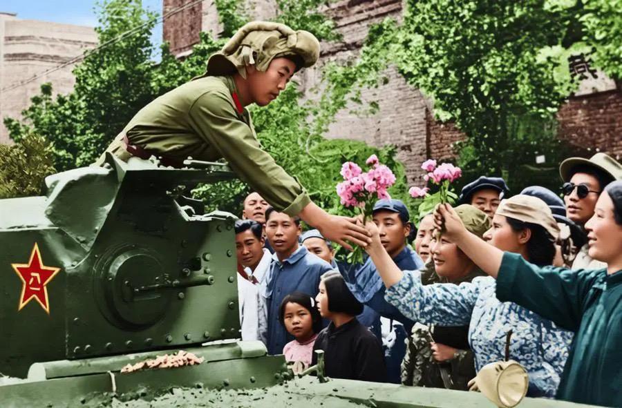 1949年9月26日，新疆和平解放，解放军抵达迪化（今乌鲁木齐市）时的...