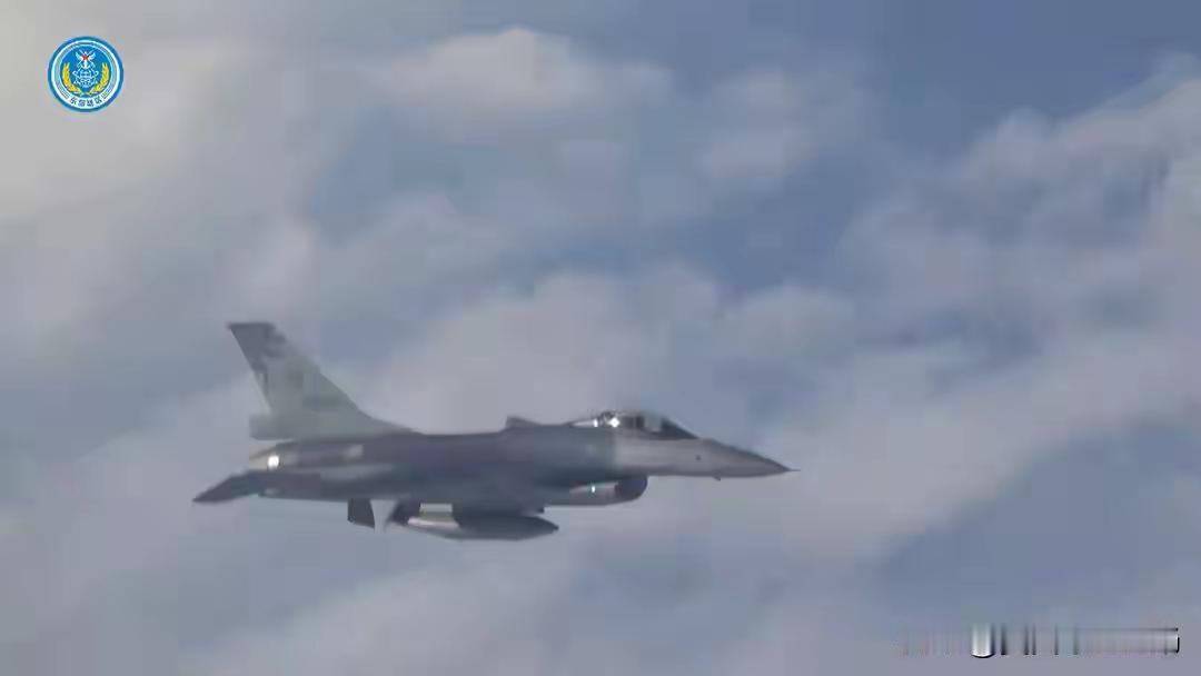 美媒通告全球：歼-20飞越台岛上空，台军根本抓不到，统一成定局
夜色笼罩台海，一