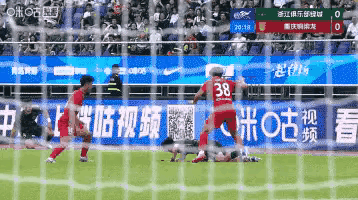视频助理裁判确实水平低，两次扯头发才发现一次[灵光一闪][灵光一闪][笑哭][笑