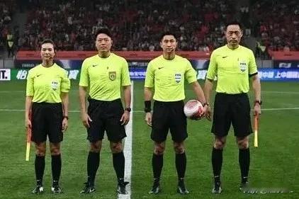 不可否认海港与泰山奉献了一场精彩的比赛，但金哨马宁的判罚，有三个疑问:
1、崔康