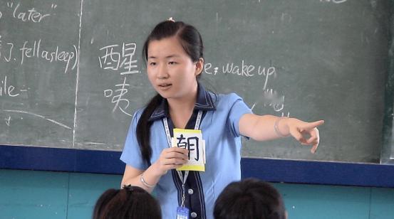 菲律宾慌了，中方说走就走，150人连夜撤
 
国庆当天，150名中国教师从马尼拉