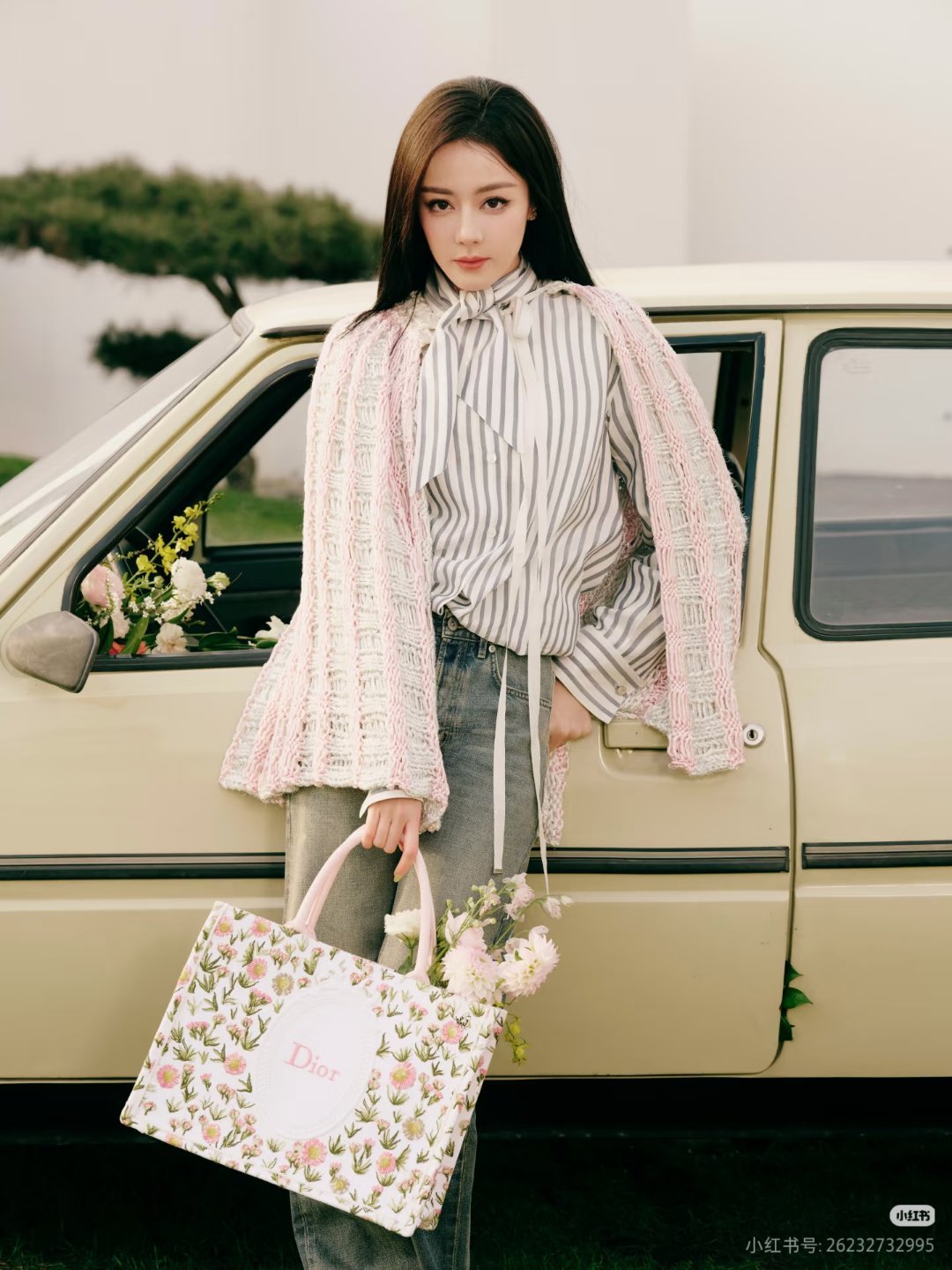 Dior 全球品牌大使迪丽热巴出发巴黎时装周 