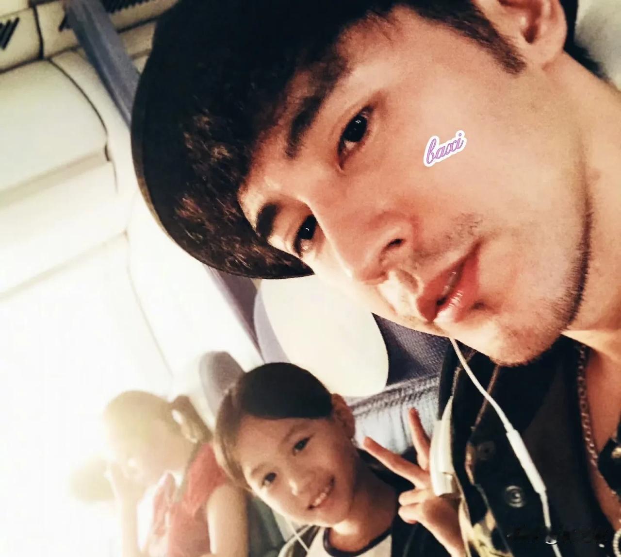 钟丽缇的两个女儿都是心甘情愿改姓张的，以前改名字也是她俩要求的，要和张伦硕姓。
