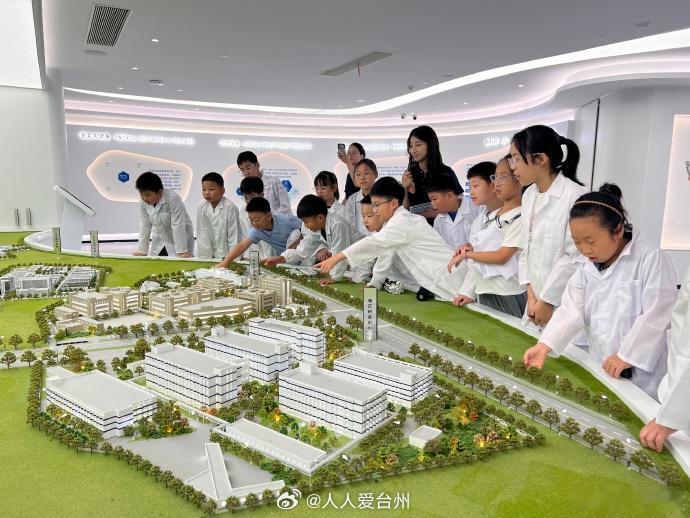 【以爱赋能台州关键小事托举起万千家庭的稳稳幸福 】暑假期间，对于许多双职工家庭、