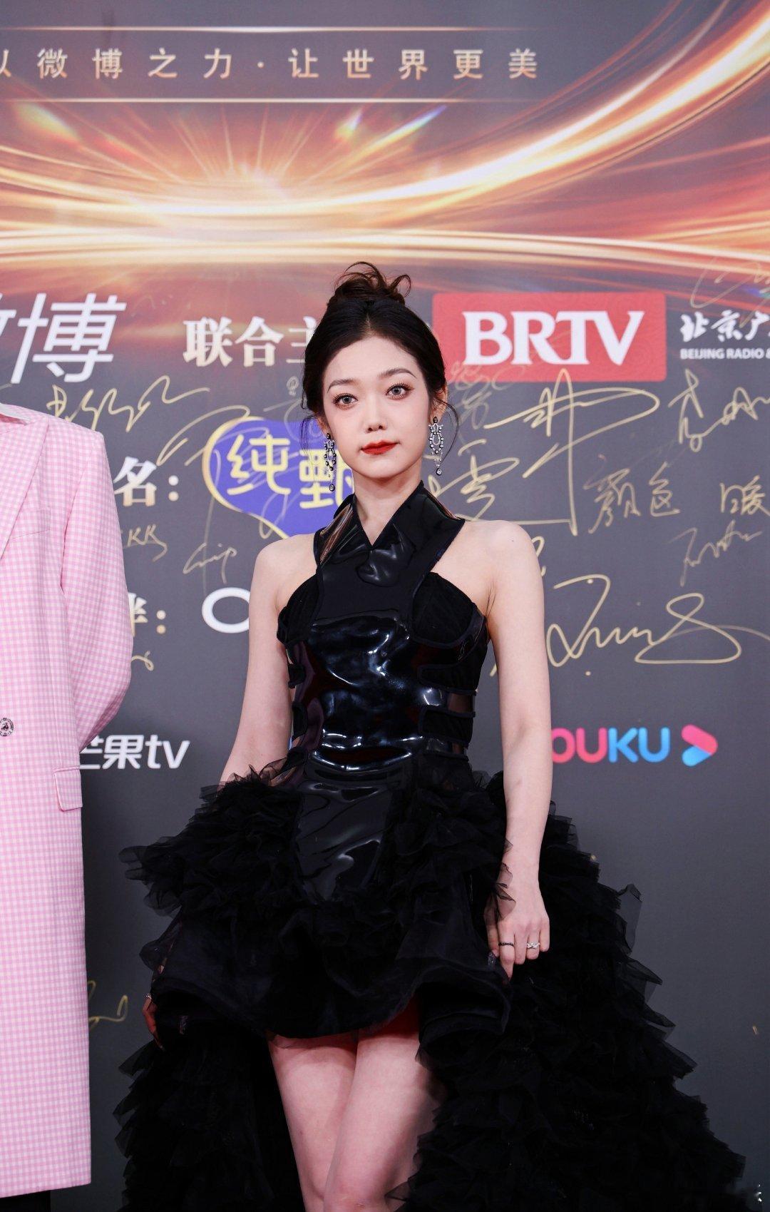 #硬糖少女303##希林娜依高# 今日份糖妹新鲜物料希林娜依高微博之夜最新红毯照