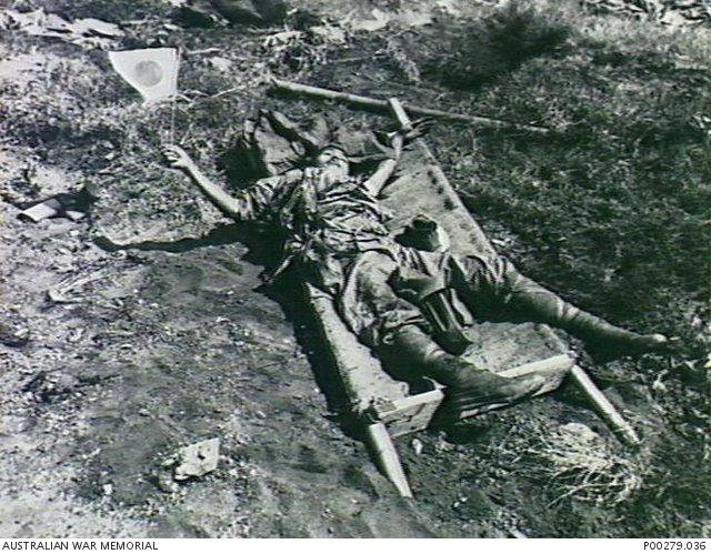 1945 年 2 月 23 日，马尼拉战役期间，一个被击毙的日军士兵，有好事的美